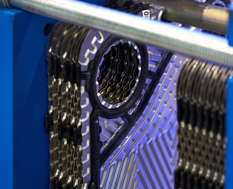 Stacked heat transfer plates
